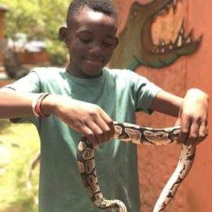 Mael, Le Fils De Dj Arafat A Visité Le Temple Des Pythons Au Bénin