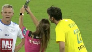 Football : Une Arbitre Sanctionne Kaka Pour Un Selfie