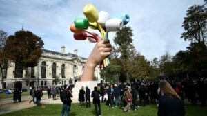 Après Les Polémiques, Le «Bouquet Of Tulips» De Jeff Koons Inauguré À Paris