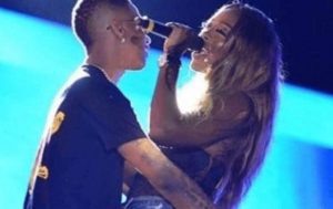 Wizkid Et Tiwa Savage S&Rsquo;Échangent Encore Un Baiser Langoureux Sur Scène