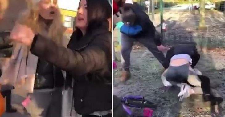 Deux mères se battent furieusement devant une école primaire alors que les enfants pleurent.