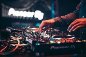 Recrutement De Dj Et Assistant Dj Pour Un Établissement