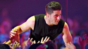 En Plein Concert, Le Chanteur Nick Jonas Subit Des Attouchements De La Part D’une Spectatrice (Vidéo)