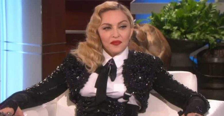 People Méga Star Madonna Boire Urine Concerts