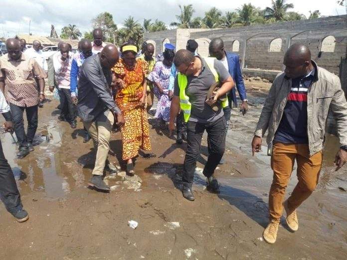 Simone Gbagbo Patauge Dans Les Eaux Aux Côtés Des Sinistrés Des Inondations De Bassam