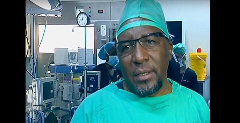 Un Chirurgien Sud-Africain Réalise La Toute Première Greffe D’oreille Pour Guérir La Surdité (Photos)