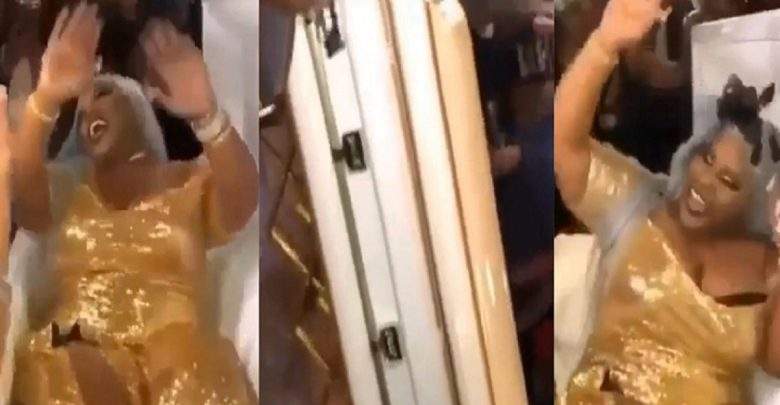 Une mariée arrive à son mariage dans un cercueil: Vidéo