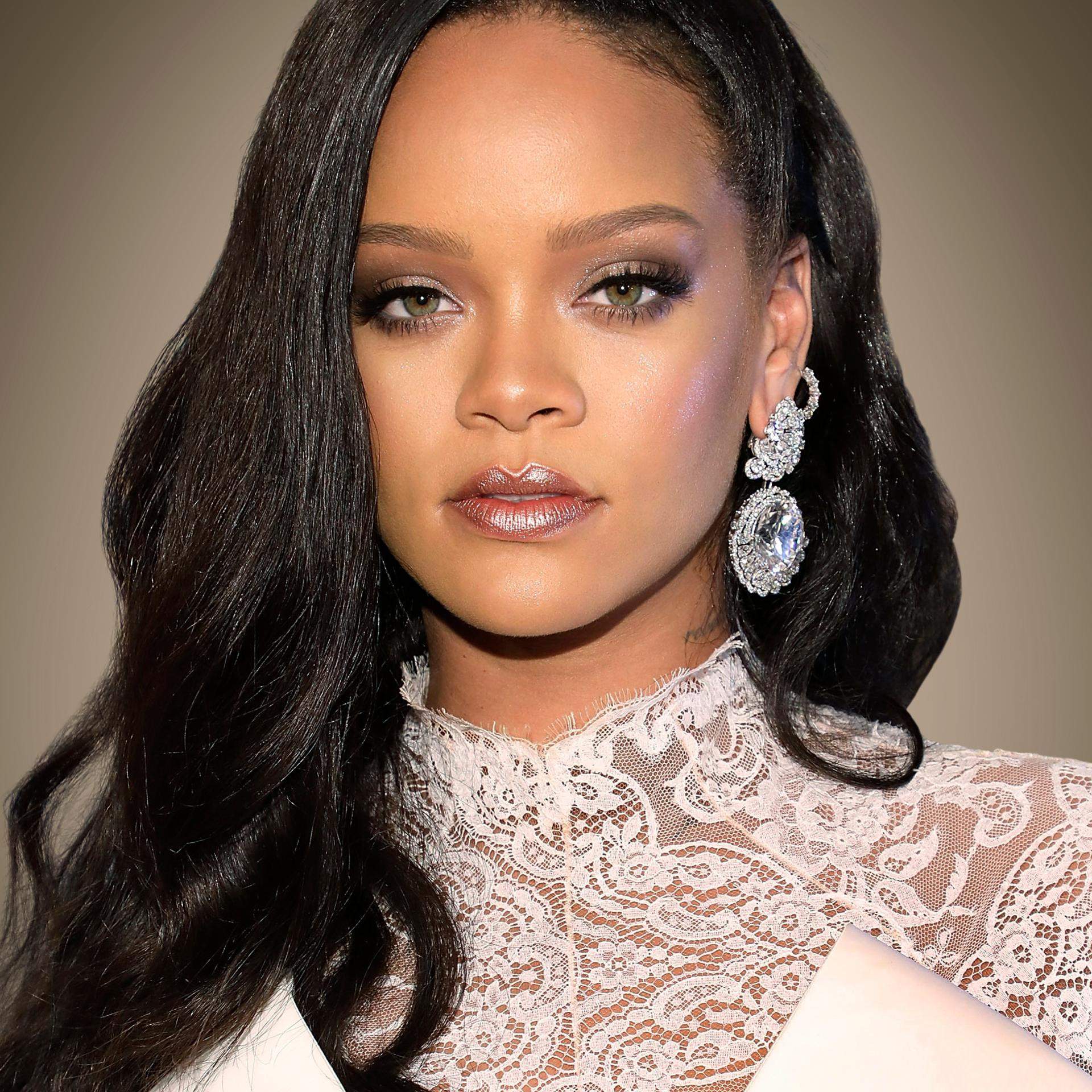 Doingbuzz People : Rihanna Accro Aux Clubs De Strip-Tease