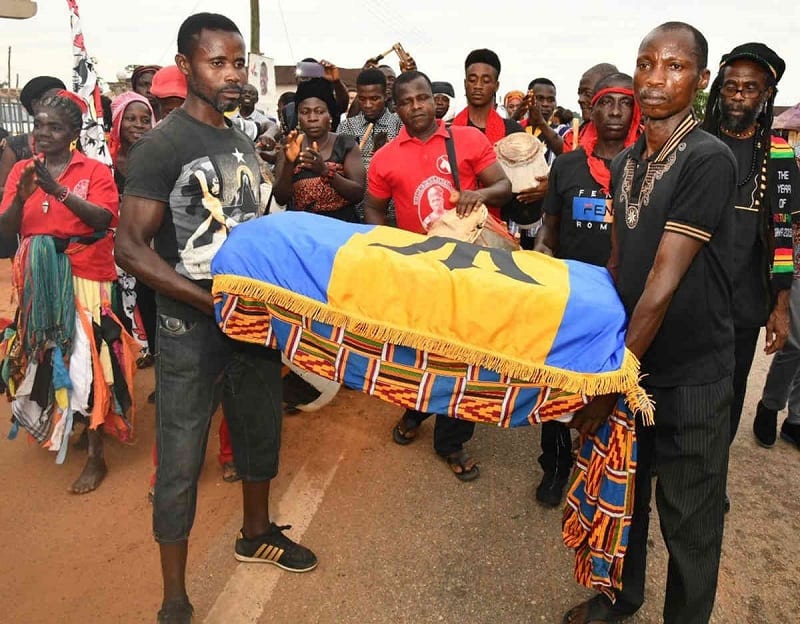 Les Restes D’un Esclave Asservi À La Barbade Enterré Au Ghana