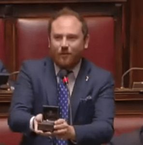 Inédit : Un Député Fait Sa Demande En Mariage Au Parlement