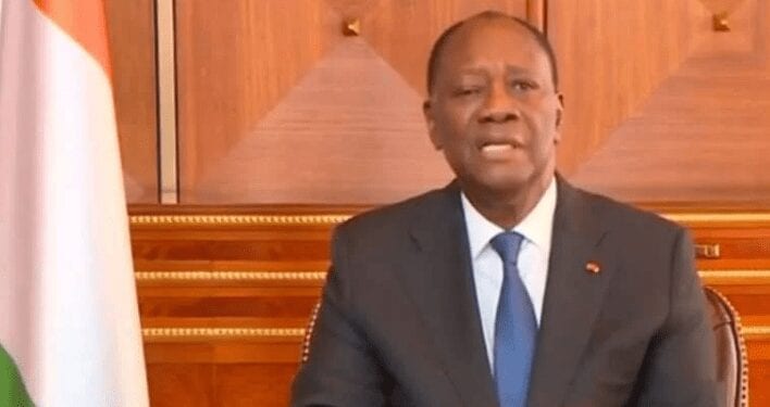 Alassane Ouattara Chute En Montant Sur Scène À Yamoussoukro