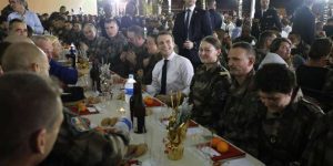 “On Sent Un Peu De Considération” : En Côte D’ivoire, Emmanuel Macron A Réveillonné Avec Les Troupes Françaises