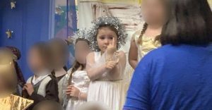 Cette Petite Fille Fait Un Doigt D’honneur Au Public Pendant Tout Son Spectacle De Fin D’année