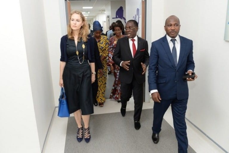 En visite dans un hôpital, le ministre Aka Aouélé pique une vive colère