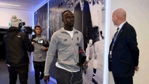 Sadio Mané S&Rsquo;Affiche Avec Un Téléphone Cassé Et Fait Le Buzz Sur La Toile