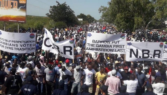 Gambie : Des Milliers De Manifestants Exigent La Démission Du Président Adama Barrow (Vidéo)