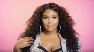 La Rappeuse Américaine Lizzo Débarque En String À Un Match Des Lakers [Photos]