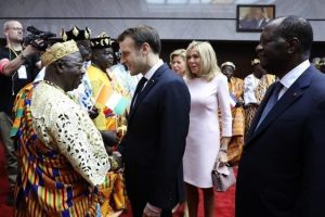 Macron Sacré Chef Traditionnel À Abidjan (Vidéo)