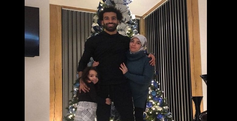 Mohamed Salah Famille Posent Devant Arbre De Noël La Toile S’indigne
