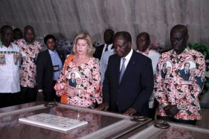 Ouattara Se Recueille Sur La Tombe D’houphouët