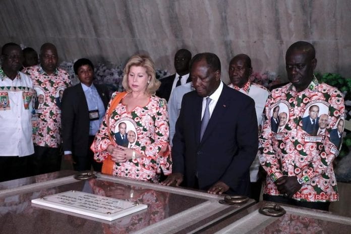 Ouattara se recueille sur la tombe d’Houphouët