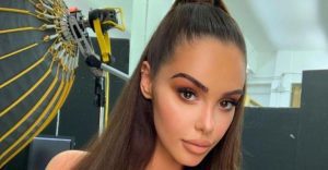 Une Photo En Bikini De Nabilla Suscite Un Grand Malaise Sur Les Médias Sociaux