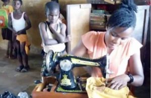 Ghana : Une Enseignante Coud Des Uniformes Déchirés Pour Les Élèves Lors Des Pauses