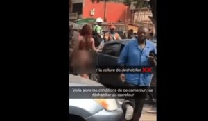 Une Jeune Fille Gare Sa Voiture Et Se Déshabille En Pleine Rue (Vidéo)