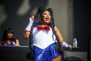 Lizzo: La Rappeuse Américaine Donne Un Concert Nue Très Bientôt