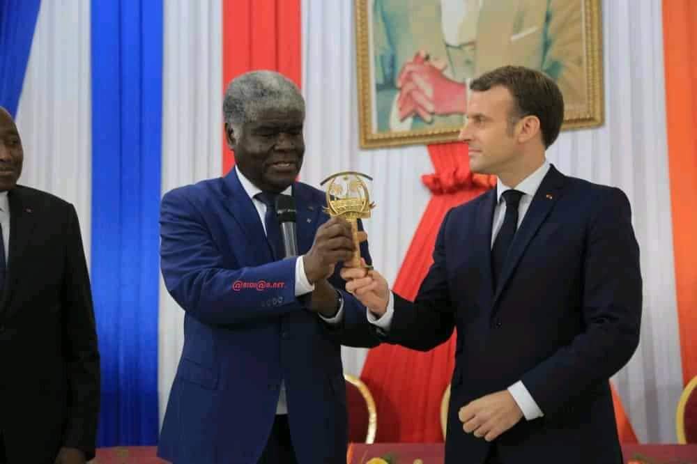 Côte d’Ivoire : Emmanuel Macron devient citoyen d’honneur et reçoit les clés de la ville d’Abidjan