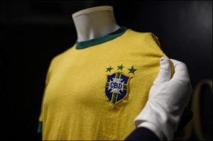 Un Maillot De Pelé Vendu 30 000 Euros Aux Enchères