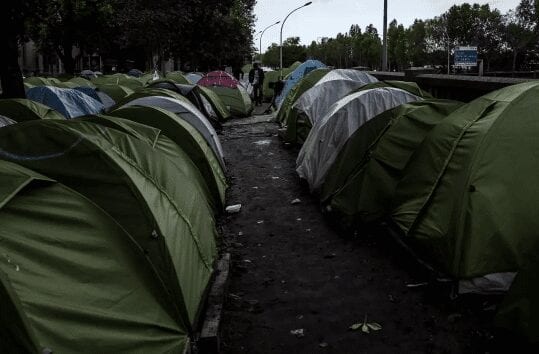 Paris : les campements de migrants deviennent des bidonvilles