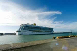 Un Bateau De Croisière Bloqué Avec 7000 Personnes À Cause Du Coronavirus