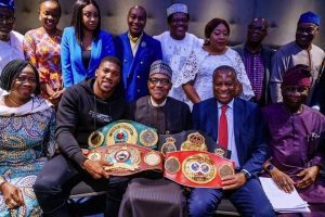 Anthony Joshua Présente Ses Ceintures Au Président Nigérian