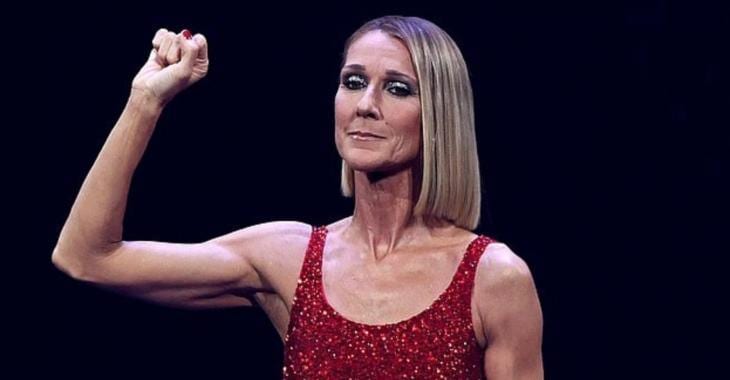Céline Dion, en larmes sur scène, exprime sa douleur après le décès de sa mère