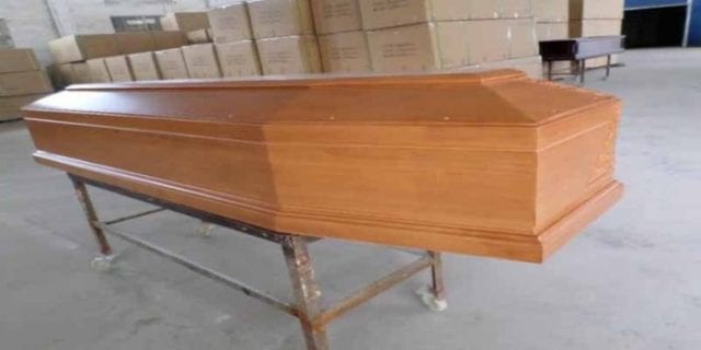 Deux Cercueils Achetés, Un Offert…Une Promo Qui A Valu Une Série De Coups De Poing Au Vendeur