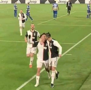 Un Baiser Entre Cr7 Et Dybala Attire L&Rsquo;Attention Sur Le Web