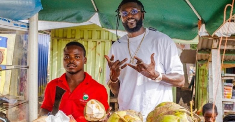 Ghana: Emmanuel Adebayor «change» la vie d’un vendeur de noix de coco