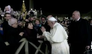 Le Pape S&Rsquo;Excuse D&Rsquo;Avoir «Perdu Patience» À L&Rsquo;Encontre D&Rsquo;Une Fidèle