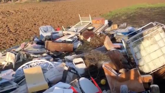 Insolite homme jette dix tonnes de déchets nature le maire les lui rapporte