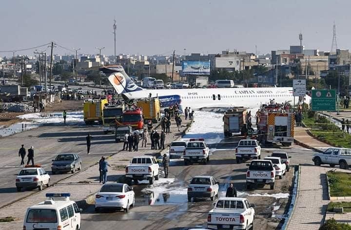 Iran : Un avion de ligne rate son atterrissage et finit sur un boulevard