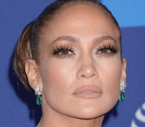 Jennifer Lopez Éblouit Palm Springs Tandis Que Joaquin Phoenix Présente Sa Maman