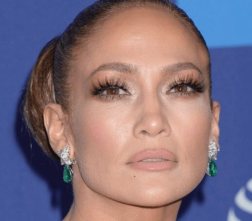 Jennifer Lopez éblouit Palm Springs tandis que Joaquin Phoenix présente sa maman