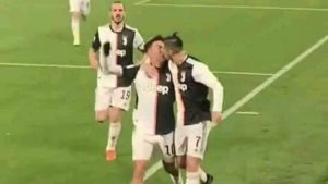 Le Baiser Entre Cr7 Et Dybala Qui Est Devenu Viral Sur Le Web