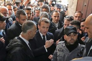 Macron Recadre Un Policier: “Je N’aime Pas Ce Que Vous Avez Fait Devant Moi” (Vidéo)