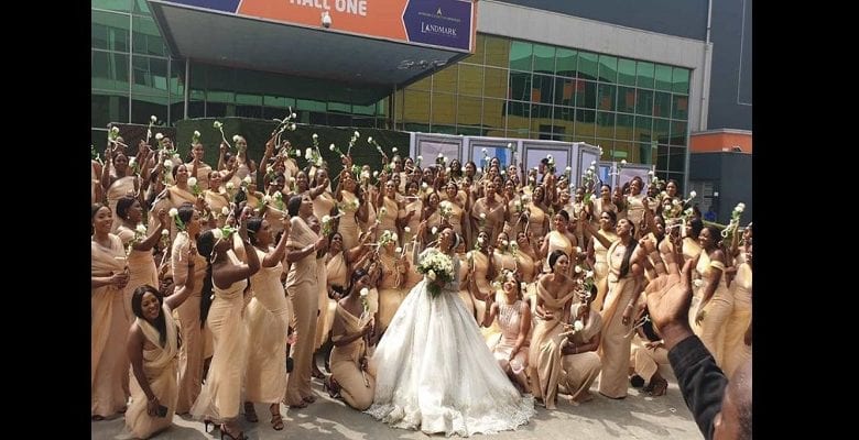 Nigeria : Elle Organise Son Mariage Avec 200 Demoiselles D’honneur (Vidéo)