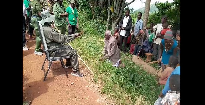 Ouganda Vieillards S’agenouillent Recevoir Cadeaux Du Président La Toile S’indigne Vidéo
