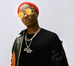 Vidéo: Wizkid Aussi S&Rsquo;Incline De Manière Satanique Devant Un Guru