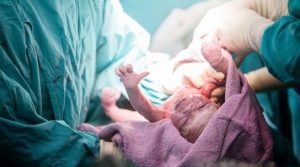 Un Bébé Est Mort Quelques Secondes Après Sa Naissance Lorsque La Sage-Femme L’a Laissé Tomber La Tête La Première Sur Le Sol