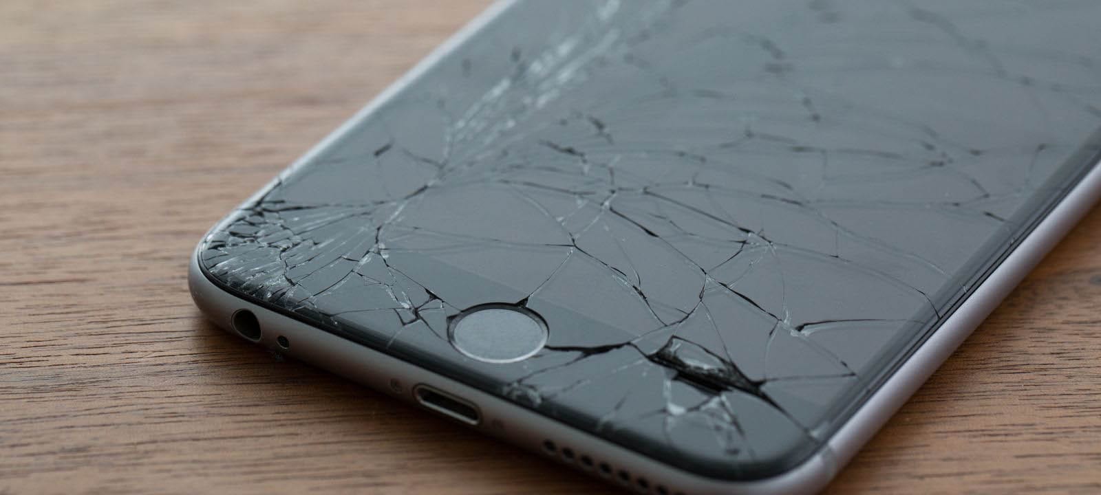 Un Footballeur De Liverpool Utilise Un Iphone Fissuré Alors Qu’il Gagne Près De 180.000€ Par Semaine